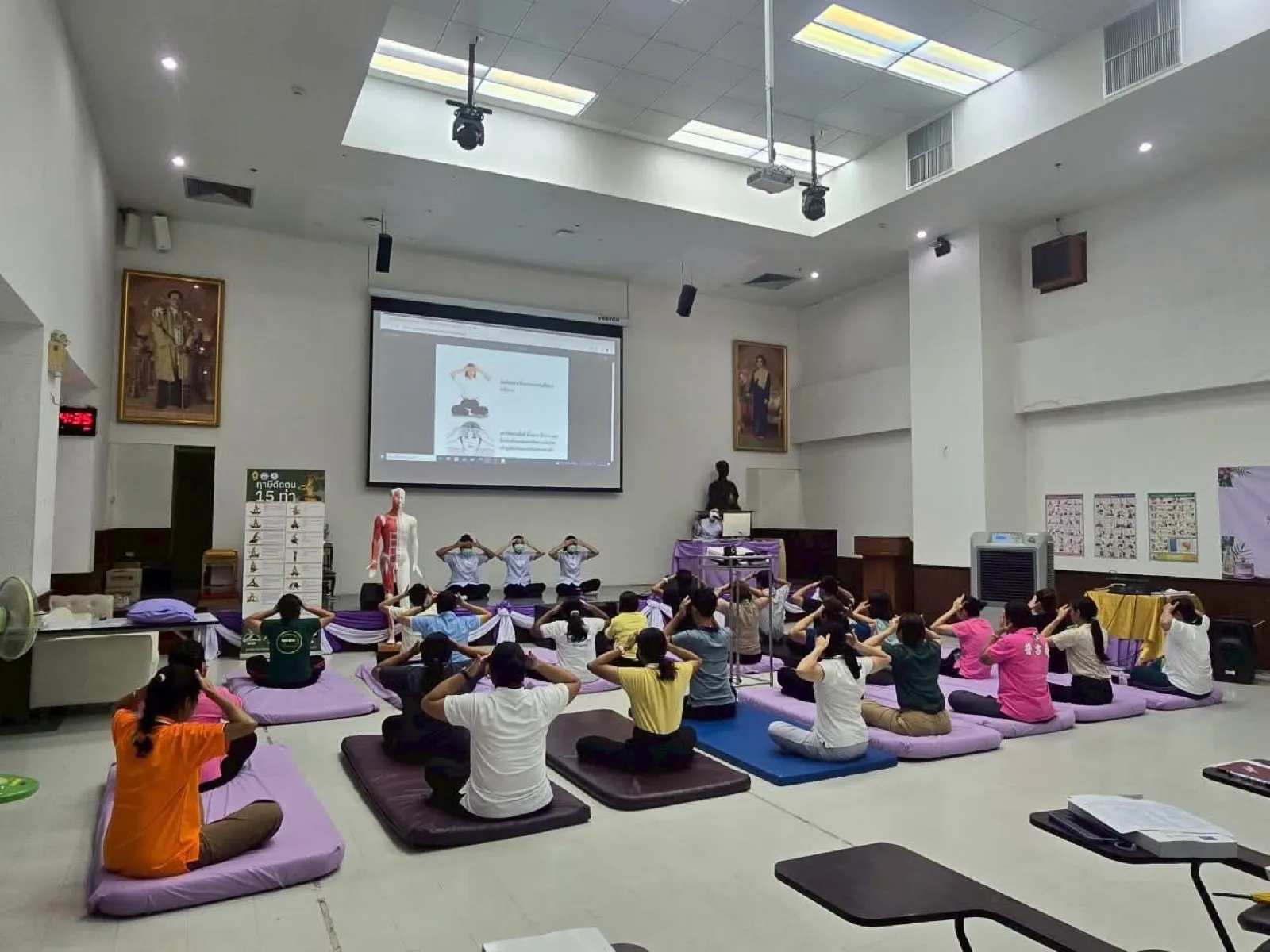 Teaching ruesi dat ton stretching to a training group