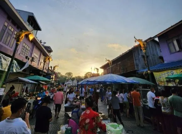 Riverside morning market — Sakae Krang