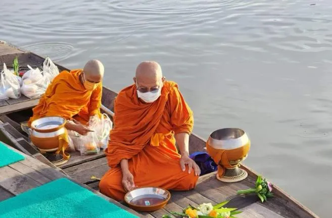 Alms-giving on the river — Sakae Krang riverfront